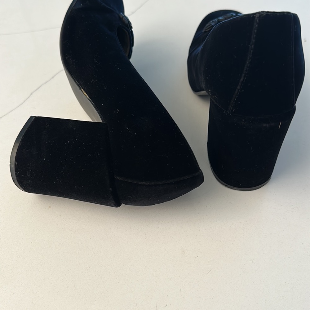 Unlisted by Kenneth Cole Black Velvet Pumps with Rosettes Square Toe Size 9 - Picture 3 of 5
